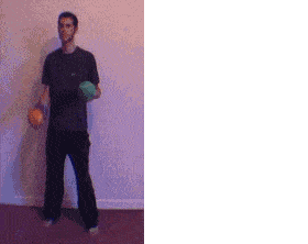 Manuel Pereda haciendo malabares gif