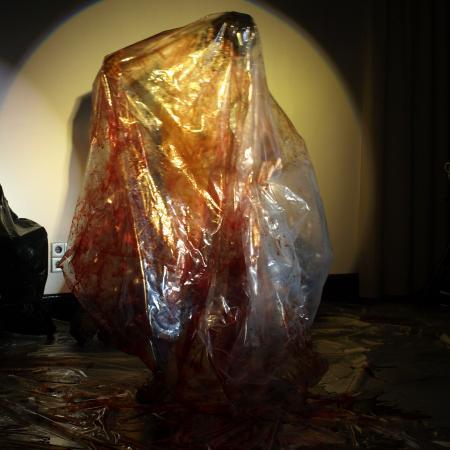 Performance Mímesis del genoma humano Manuel Pereda feto intenta nacer